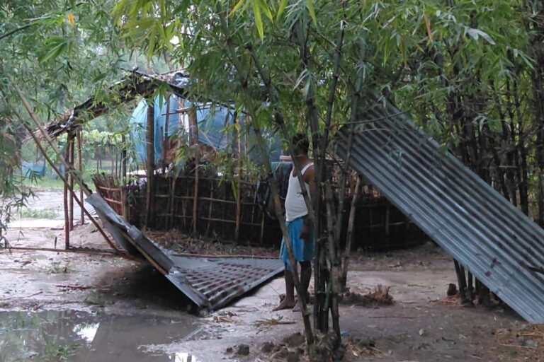 भीषण आंधी और मूसलाधार बारिश से दर्जनों घर तबाह, तैयार मक्के की फसल बर्बाद होने से किसानों पर टूटा दुखों का पहाड़