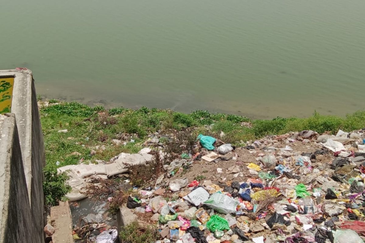 दानापुर नगर परिषद में सफाई व्यवस्था की खुली पोल, करोड़ों खर्च के बाद भी सड़कों पर गंदगी का अंबार 3 Untitled Design 24 7