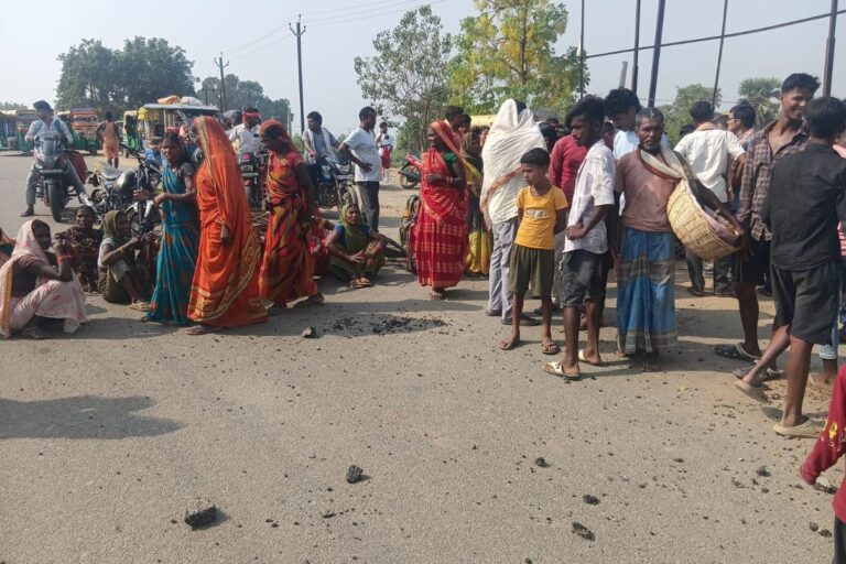 Jehanabad News : बढ़ती चोरी की घटना के विरोध में बंधुगंज सूर्य मंदिर के समीप NH जाम