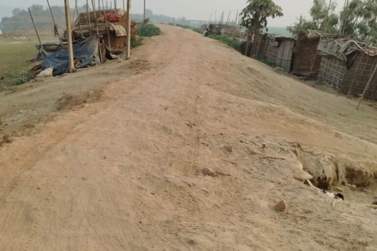 कटिहार में महानंदा तटबंध की 400 मीटर सड़क बनी ‘आफत’: मुआवजे के पेंच में अटका निर्माण, बंगाल को जोड़ने वाली लाइफलाइन जर्जर