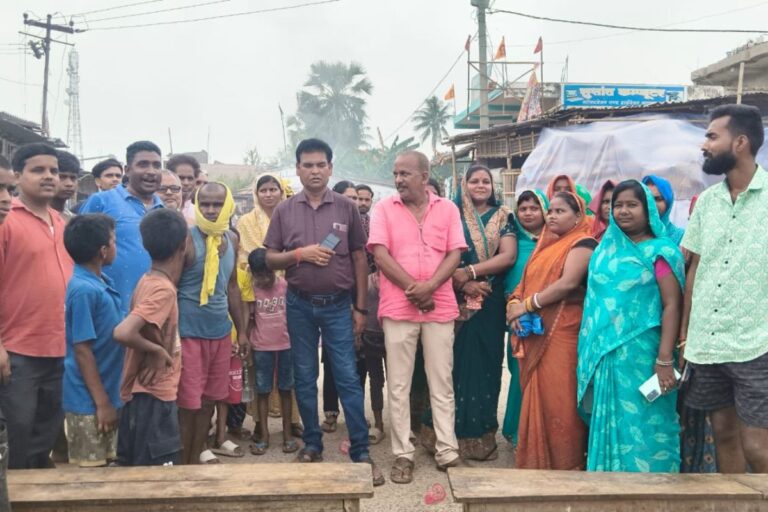 पूर्णिया के बड़हराकोठी बाजार में जलजमाव पर फूटा गुस्सा: बड़हरा-बिहारीगंज मुख्य सड़क जाम कर ग्रामीणों ने किया जोरदार प्रदर्शन
