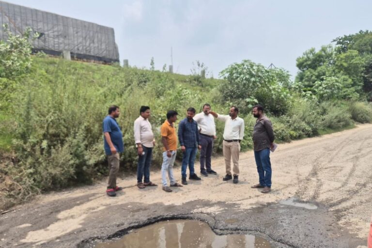 नरपतगंज में NHAI का बड़ा एक्शन: सेंट्रल बैंक के पास जर्जर सर्विस रोड का अधिकारियों ने किया निरीक्षण, 24 घंटे में मरम्मत का दावा