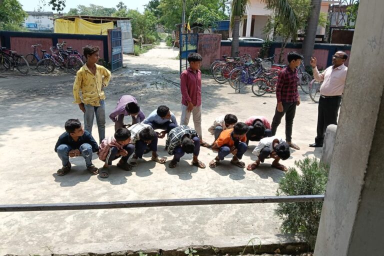 अमानवीय: जांच करने पहुंचे बीईओ ने बच्चों को बनाया ‘मुर्गा’, फोटो वायरल