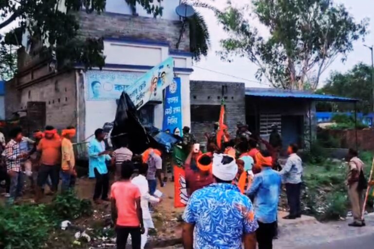 रघुनाथपुर में तृणमूल कार्यालय पर भाजपा कार्यकर्ताओं का हमला, बैनर फाड़े, कैंप कार्यालय पर भी किया अटैक