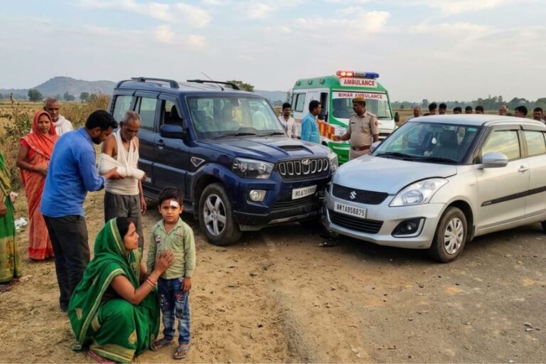 रोहतास में कार और ऑटो की आमने-सामने टक्कर, स्कूली बच्चों समेत आठ घायल