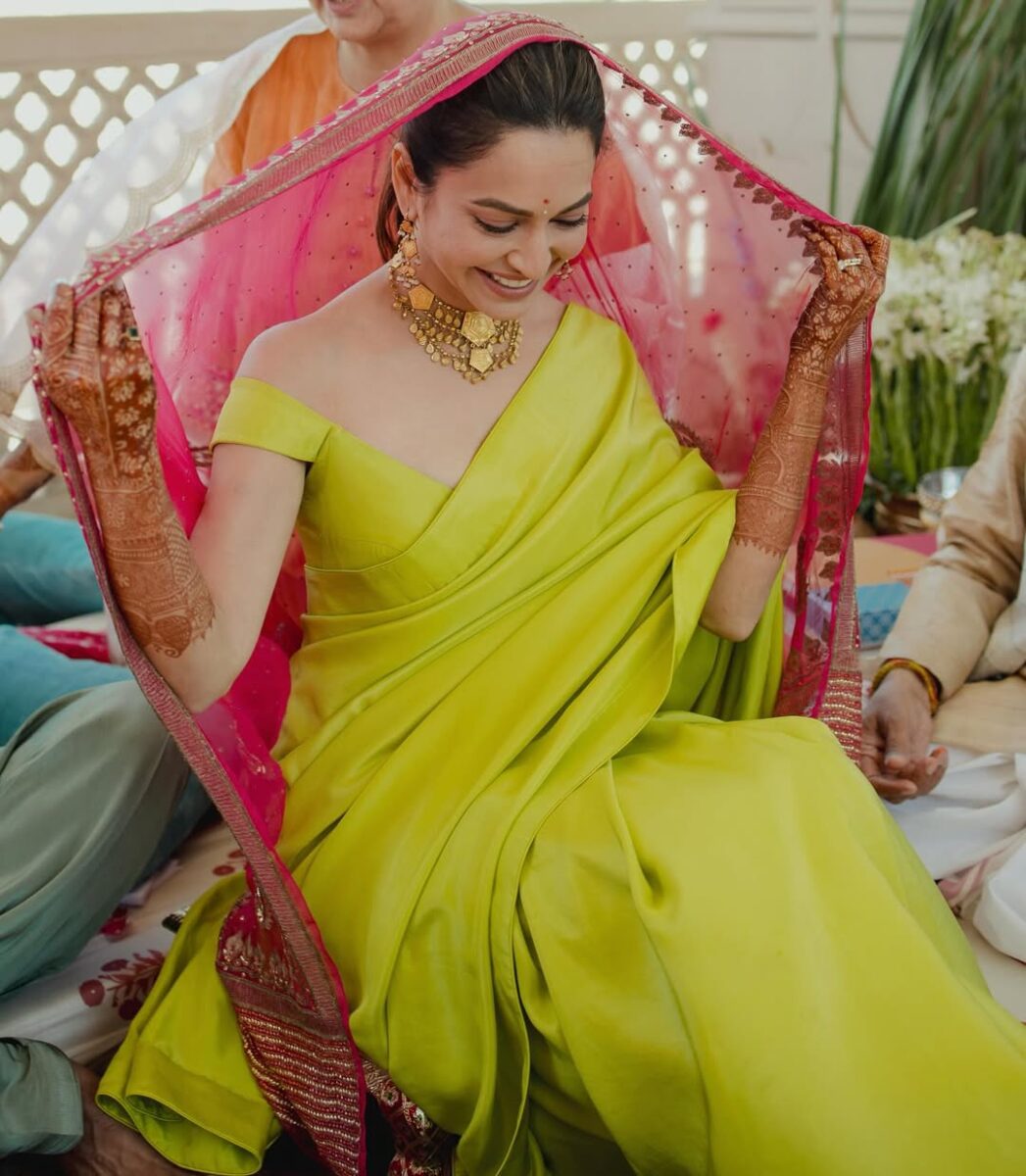 Mothers Day Special: डिजाइनर आउटफिट नहीं, मां और सास की निशानी में सजीं ये बॉलीवुड ब्राइड्स 4 Whatsapp Image 2026 05 09 At 6.58.34 Pm