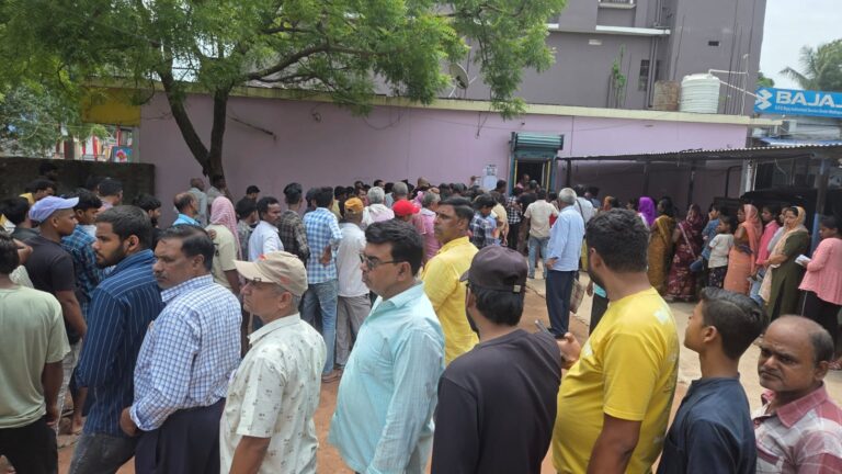 मधेपुरा में गैस सिलेंडर को लेकर अफवाह से मची अफरा-तफरी, धूप में घंटों कतार में खड़े रहे लोग