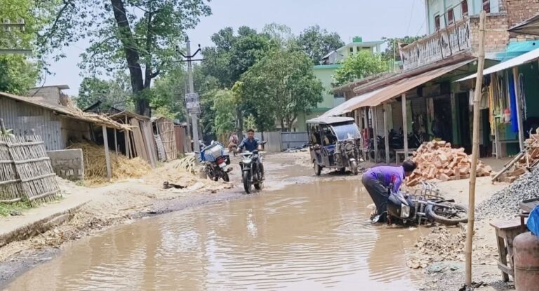 काजी टोला से मथुरापुर तक सड़क बनी जानलेवा: गड्ढों और जलजमाव में रोज हो रहे हादसे, ग्रामीणों में आक्रोश
