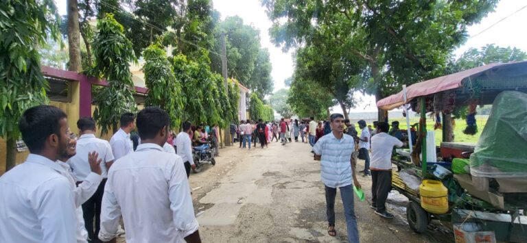 KATIHAR: परीक्षा व्यवस्था से नाराज अभिभावक, सड़क पर धूप और जाम में घंटों इंतजार को मजबूर