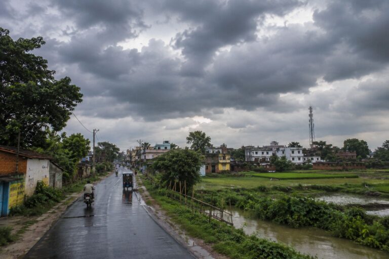 कटिहार में उमस भरी गर्मी से लोग बेहाल, आज हल्की बारिश और गरज के आसार
