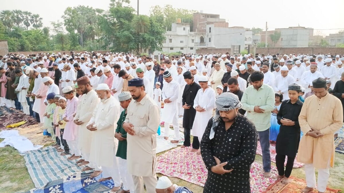 नवलपुर दरगाह में उमड़ा हजारों नमाजियों का सैलाब, सीवान में शांतिपूर्ण माहौल में मनाया गया बकरीद 1 Whatsapp Image 2026 05 28 At 07.58.20 1