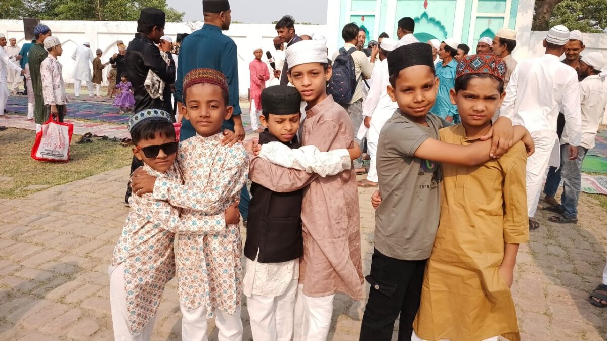 नवलपुर दरगाह में उमड़ा हजारों नमाजियों का सैलाब, सीवान में शांतिपूर्ण माहौल में मनाया गया बकरीद 3 Whatsapp Image 2026 05 28 At 07.58.21 1