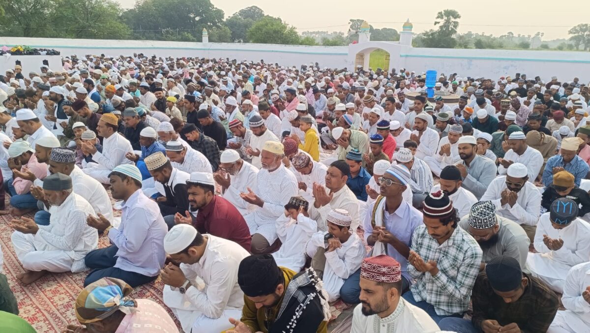 बकरीद पर नमाज के लिए उमड़ा नमाजियों का सैलाब, सारण में भाईचारे और अमन का दिखा अद्भुत नजारा 1 Whatsapp Image 2026 05 28 At 08.07.10