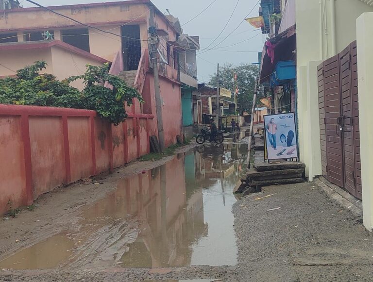 हल्की बारिश में जलमग्न हो जाती है सड़क, राहगीरों की बढ़ी परेशानी
