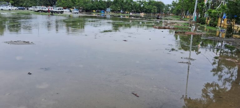 लगातार बारिश से जनजीवन अस्त-व्यस्त, ‘झील’ में तब्दील हुआ शहर का गांधी मैदान