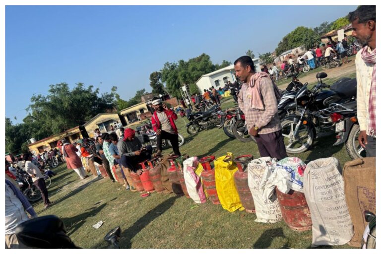 Bettiah: 45 दिन बाद भी नहीं मिला गैस सिलेंडर, आधी रात से लाइन में लगे रहे लोग