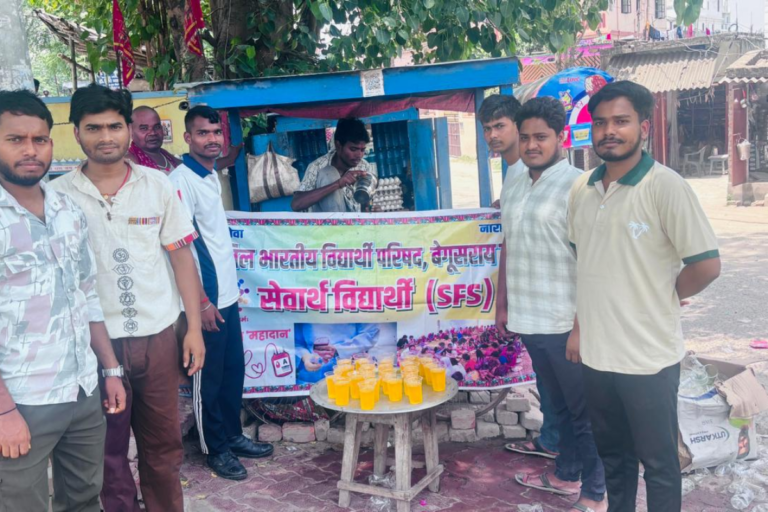 बेगूसराय में ABVP का सेवा कार्य, भीषण गर्मी में राहगीरों को बांटा शीतल पेय और शरबत