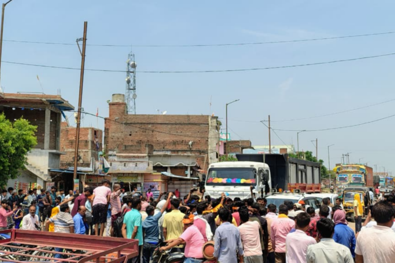 छपरा में सिलेंडर की किल्लत,संचालक पर कालाबाजारी का आरोप,उपभोक्ताओं ने किया चक्का जाम