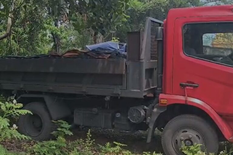 धनबाद: बाघमारा में अवैध कोयला पर कार्रवाई, ट्रक और मिनी हाइवा जब्त 