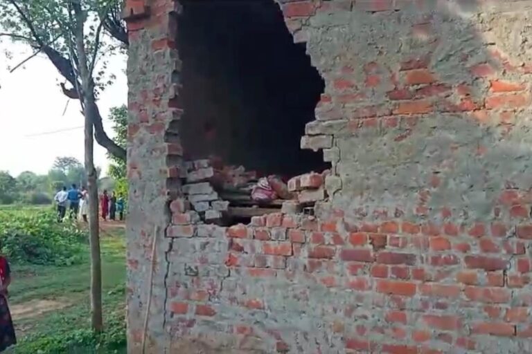 सरायकेला-खरसावां में जंगली हाथी ने तोड़ा घर, एक महिला हुई घायल