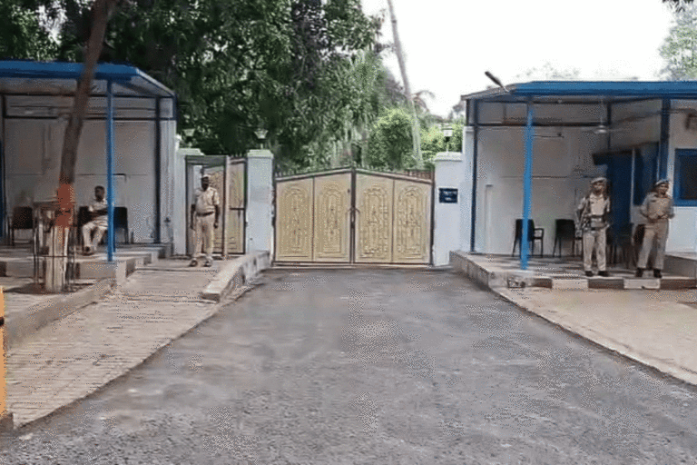 पटना में फूलों से सजाया जा रहा 7 सर्कुलर रोड आवास, आज ही शिफ्ट हो सकते हैं नीतीश कुमार