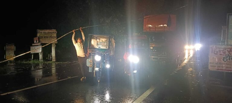 कटिहार में आंधी-बारिश ने मचाई तबाही, लाखों के पंडाल धराशाई