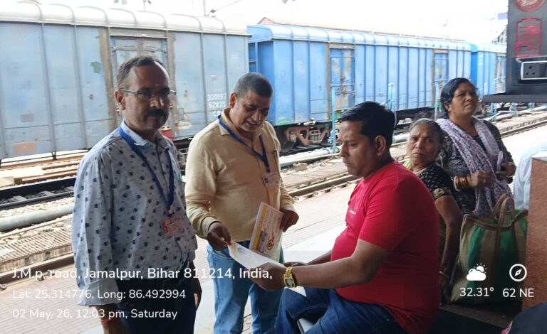 Munger,  स्वच्छता के प्रति जागरूक करने के लिए जमालपुर रेलवे स्टेशन पर रेल यात्रियों के बीच बांटा गया पंपलेट