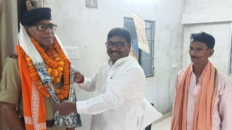 Khagaria,  मेजर के सेवानिवृत्त होने पर पैतृक गांव में विधायक ने किया सम्मानित