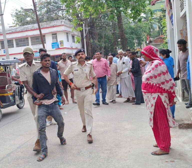 चकमा देकर हथकड़ी समेत भाग रहे चोर को पुलिस ने खदेड़ कर पकड़ा