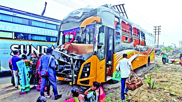 वोट देकर लौटते प्रवासी श्रमिकों की बस दुर्घटनाग्रस्त, बाल-बाल बचे 60 यात्री
