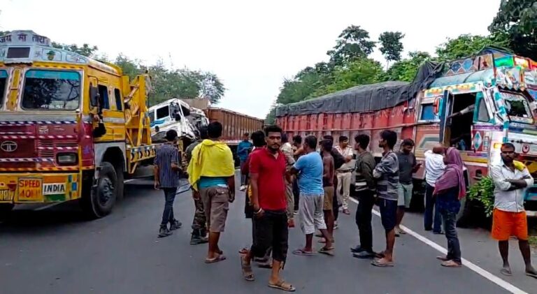 KHAGARIA  देवठा एनएच 31 के पास दो ट्रकों की टक्कर, एक की मौत