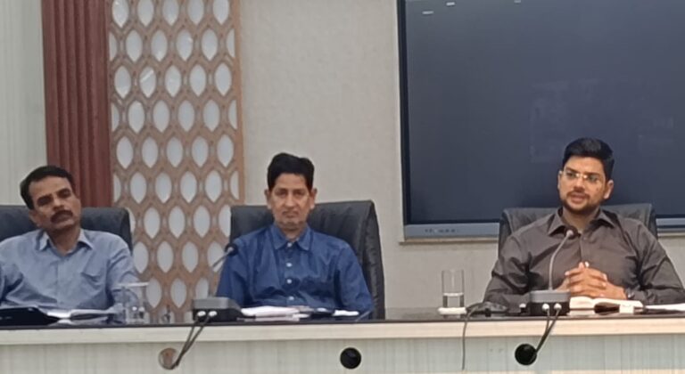 पेंशनधारियों के जीवन प्रमाणन में किसी प्रकार की कोताही बर्दाश्त नहीं : डीएम
