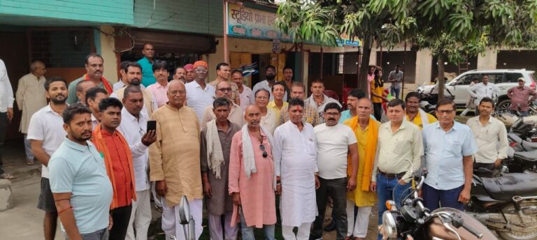 पसराहा के किसानों ने जल निकासी व जमीन रजिस्ट्री पर रोक हटाने की मांग