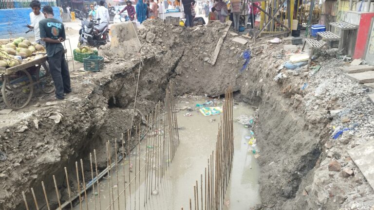 नाला निर्माण में बरती जा रही लापरवाही, हादसे को दावत दे रहे खुले गड्ढे