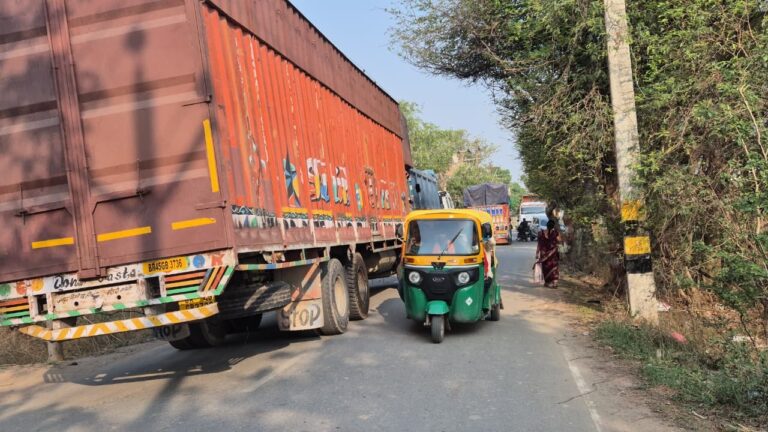 अखलासपुर बाईपास पर मालवाहक ट्रक का ब्रेक फेल, लगा भीषण जाम