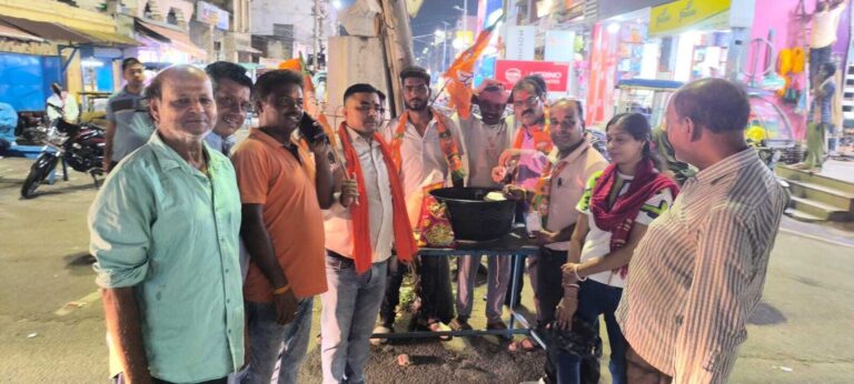 भाजयुुमो ने एक-दूसरे को अबीर गुलाल लगाकर दी जीत की बधाई