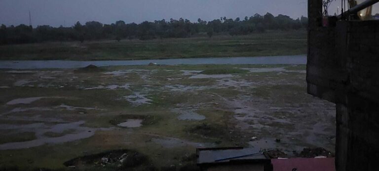 आंधी के साथ हुई बारिश, मौसम बना कूल