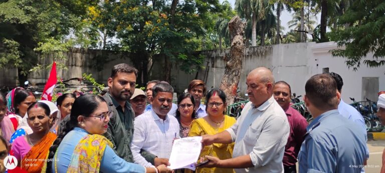 0000 टिनप्लेट कंपनी के गेट पर ठेका कर्मियों ने किया प्रदर्शन, संयुक्त ट्रेड यूनियन ने सौंपा ज्ञापन
