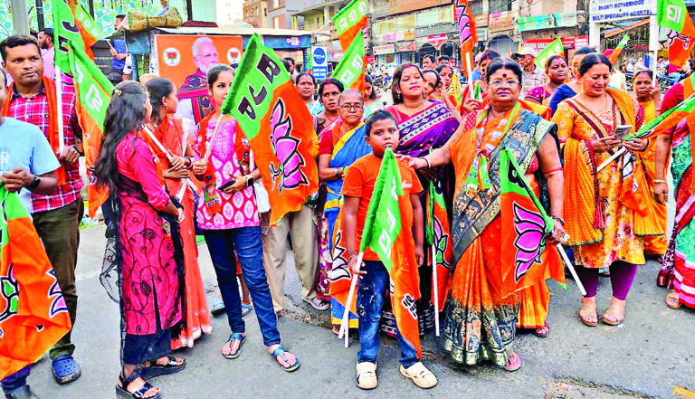 Rourkela News: भाजपा ने जमकर मनाया बंगाल, असम और पुड्डुचेरी में जीत का जश्न, झालमुढ़ी बांटी