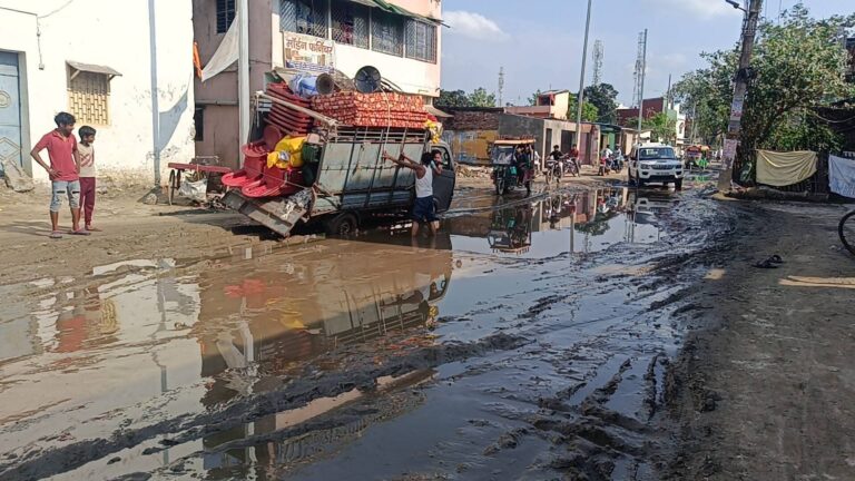 ड्रेनेज निर्माण के बाद सड़क पर जलजमाव से परेशानी