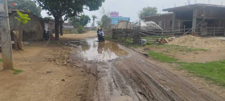 BANKA : 463 लाख की सड़क बनी ‘मुसीबत का रास्ता’, धीमी मरम्मत ने बढ़ाई लोगों की परेशानी