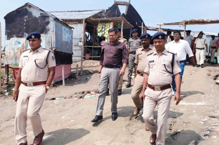 लाइफ जैकेट पहनाकर ही यात्रियों को कराएं नदी पार, एसडीएम