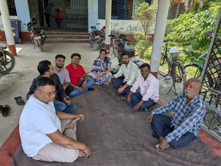 एमएलटी कॉलेज के कर्मचारियों ने अपनी मांगों को लेकर किया कलम बंद हड़ताल