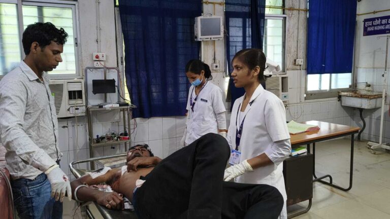 वाहन की टक्कर से युवक गंभीर घायल, पटना रेफर