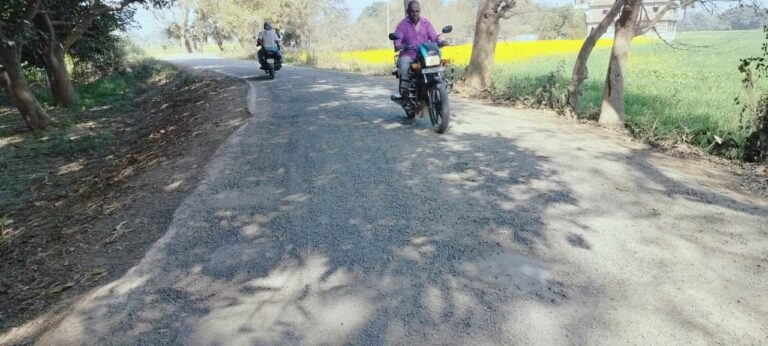 LAKHISARI : सड़क के उखड़े मैटल, दुर्घटना की संभावना