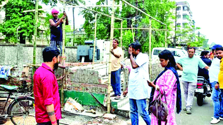 तृणमूल कांग्रेस पार्षद के जले कार्यालय को नये सिरे से बनाने में जुटे भाजपाई