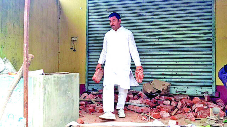 सैंथिया के नवनिर्वाचित भाजपा विधायक की ”गांधीगीरी”, खुद साफ किया टीएमसी कार्यालय
