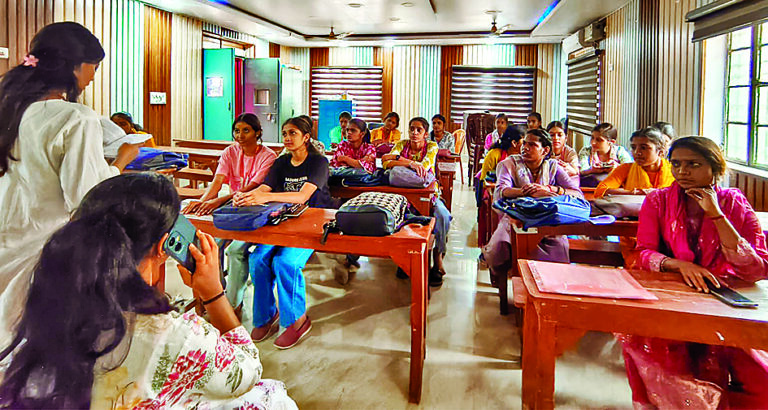 गया: सुविधाएं दें, वरना प्राचार्यों को भेजेंगे चूड़ियां, GBM कॉलेज में छात्राओं के मुद्दे पर ABVP का अल्टीमेटम