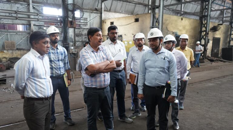 रेल कारखाना में उत्पाद की गुणवत्ता क्वालिटी व समयबद्धता का दिया निर्देश