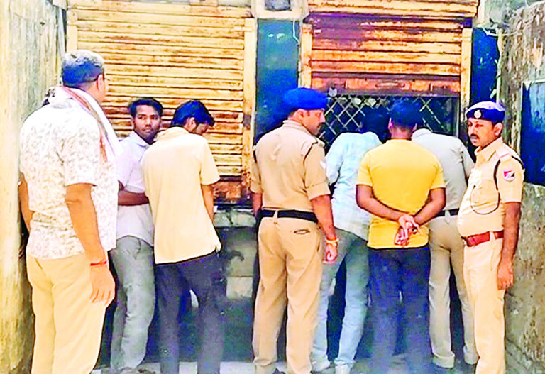 बोधगया से शेरघाटी तक रेलवे की छापेमारी: अवैध टिकट सिंडिकेट में हड़कंप, कई दलालों के नाम आए सामने